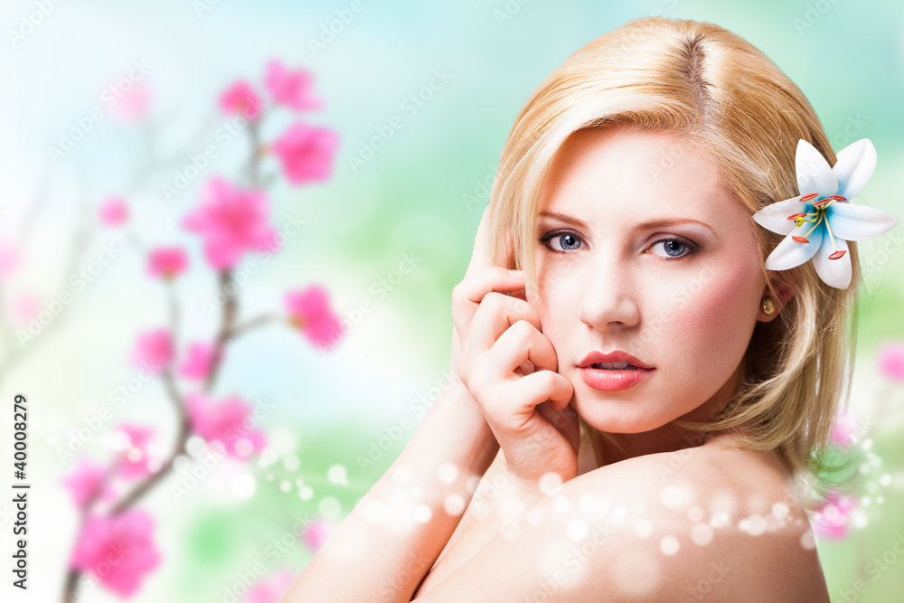 junge blonde Frau vor Frühlingshintergrund junge blonde Frau vor Frühlingshintergrund