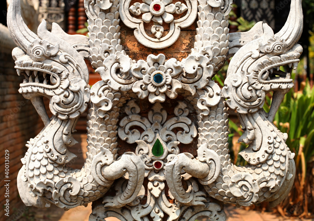 Fototapeta premium sculpture of a dragon in a temple