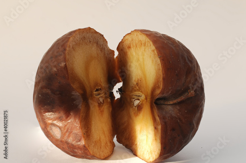 Konstfotografi fauler Apfel aufgeschnitten