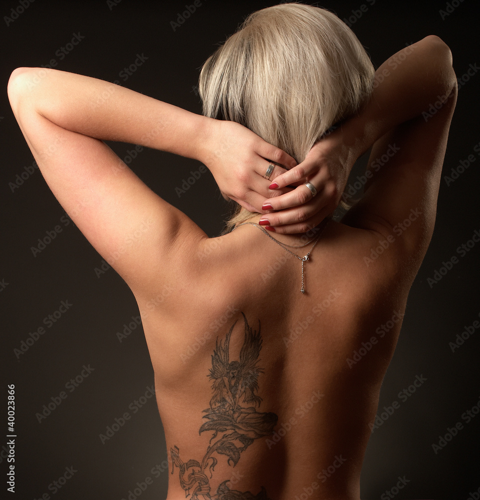 Frau mit Tatto am Rücken