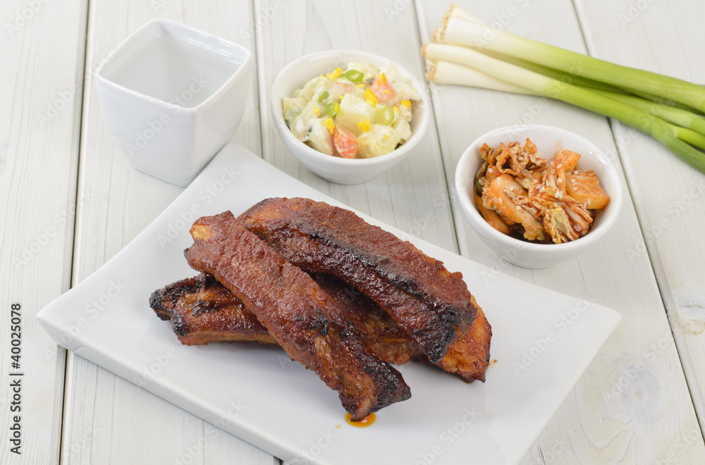 Daeji Galbi Grilled Korean pork ribs with banchan & soju Stock Photo