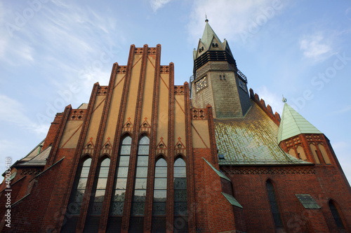 Fasada i wieża gotyckiego kościoła w Poznaniu