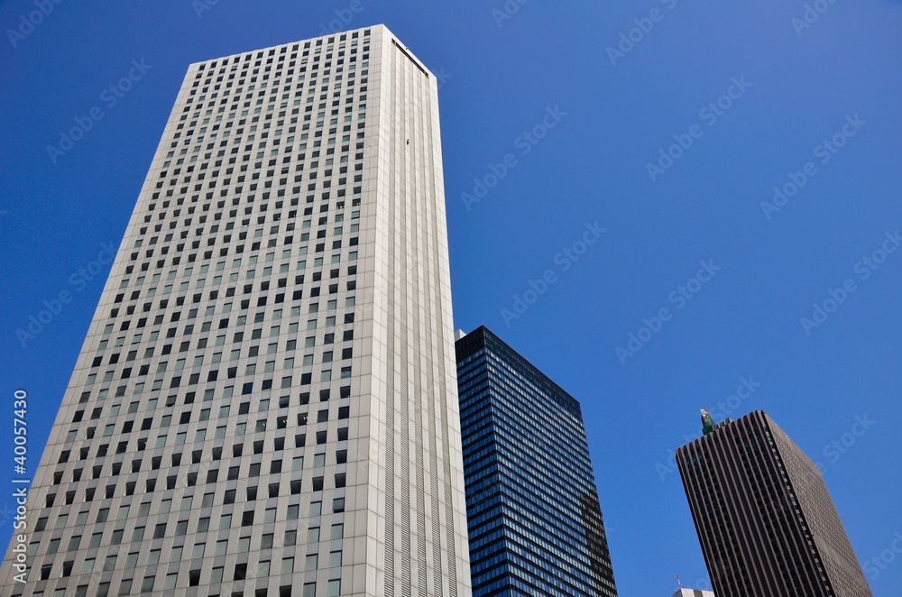 Hochhäuser vor blauen Himmel