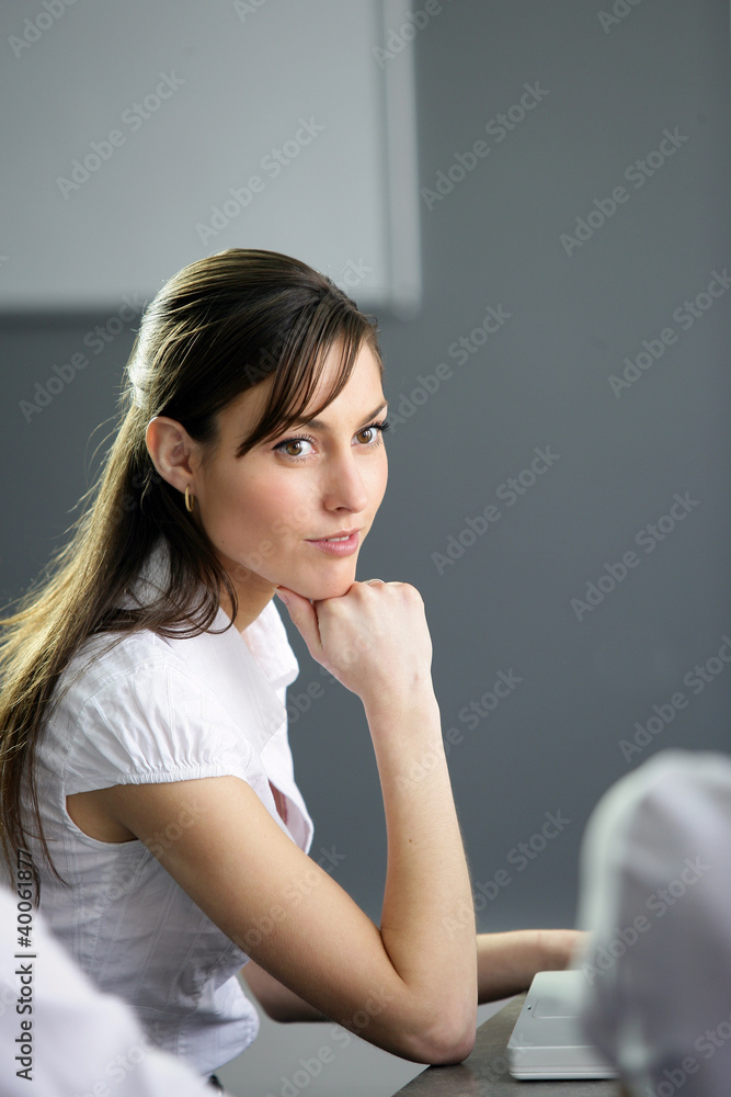 Naklejka premium Brunette in business meeting