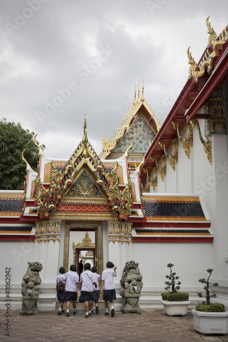 studenti in un tempio a bangkok