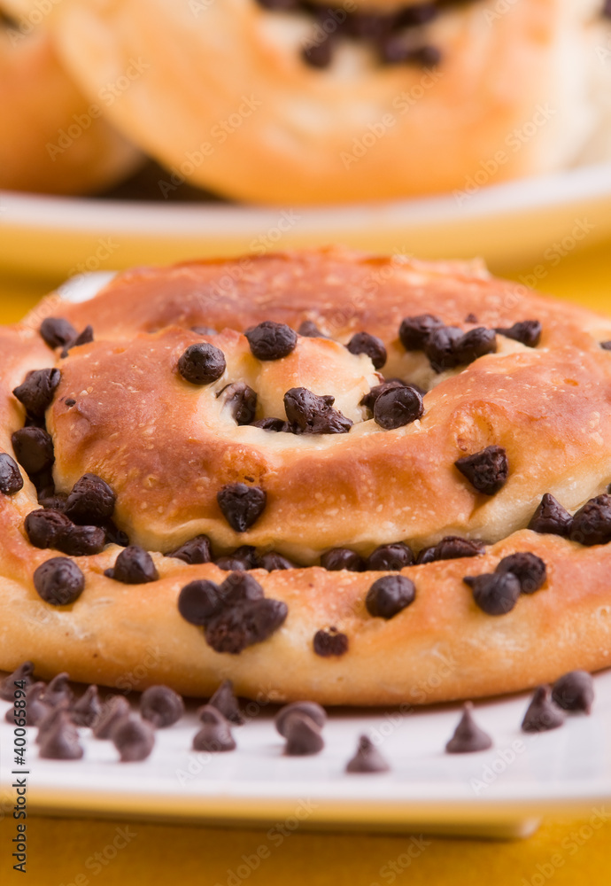Chocolate chip brioche buns. Brioche con gocce di cioccolato. Chocolate chip brioche buns. Brioche con gocce di cioccolato.