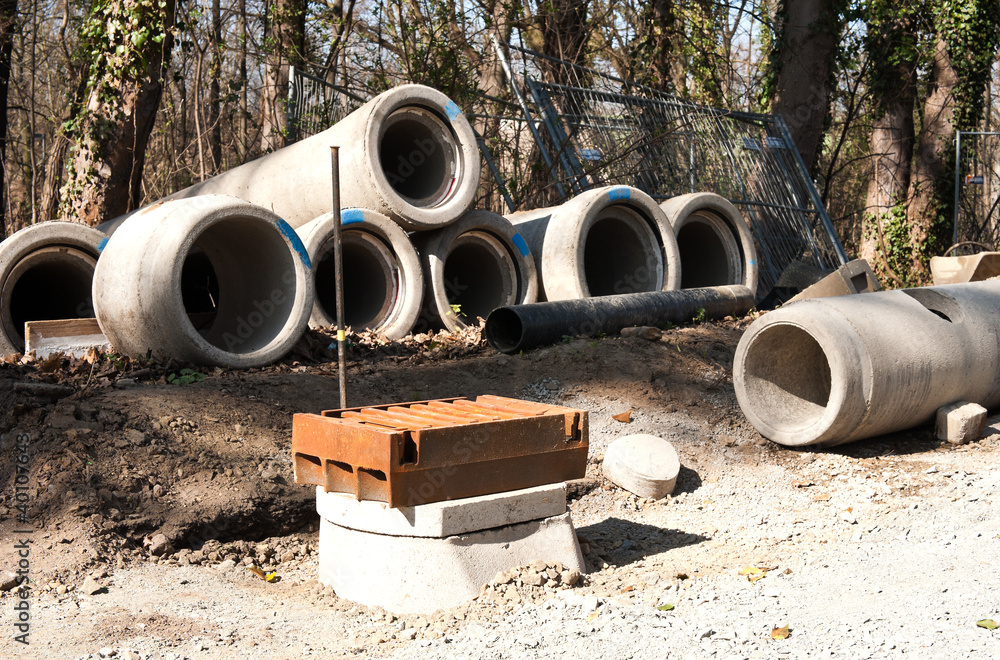 Kanalrohre und ein Gulli beim Strassenbau Kanalrohre und ein Gulli beim Strassenbau