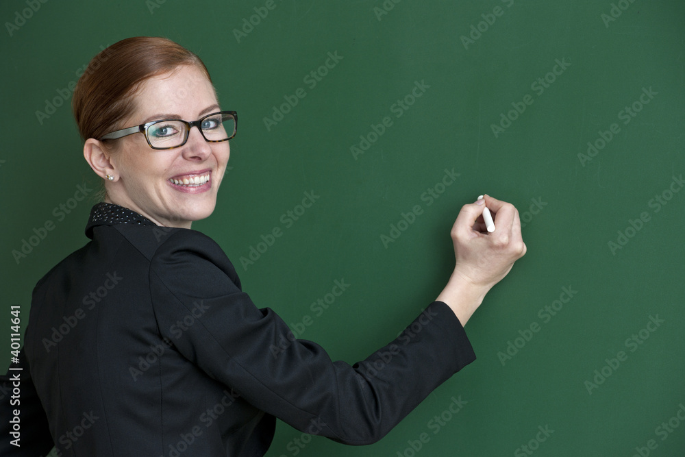 Lehrerin schreibt an die Tafel
