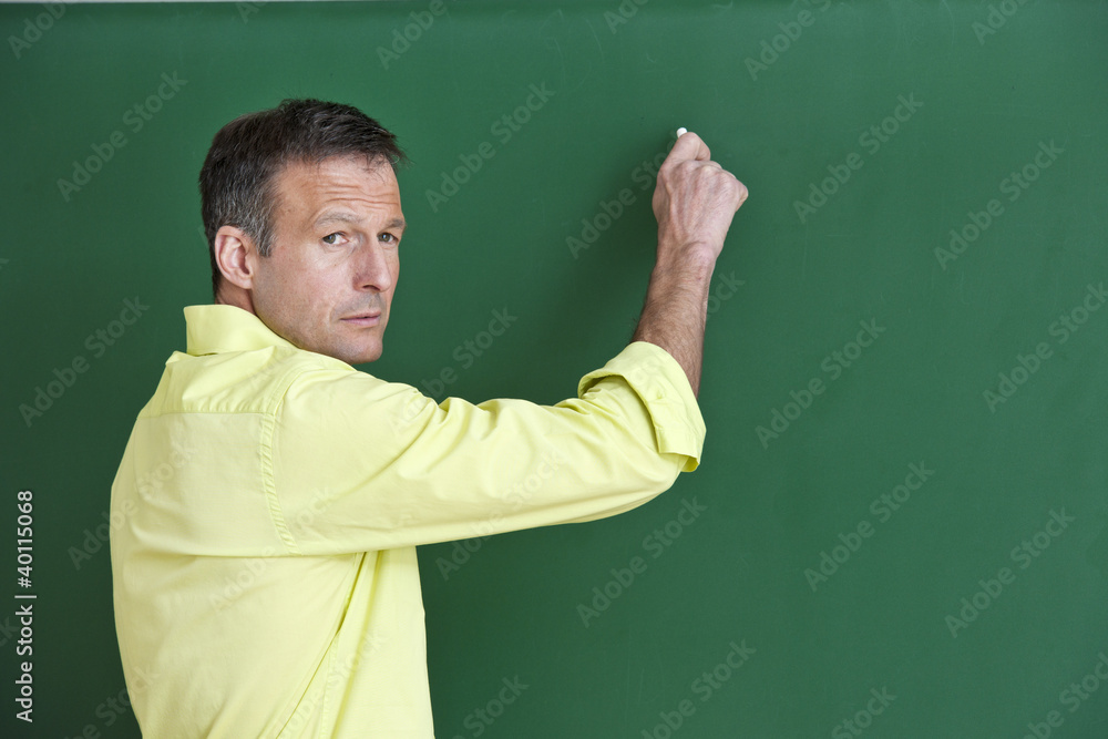 Lehrer schreibt an die Schultafel Lehrer schreibt an die Schultafel