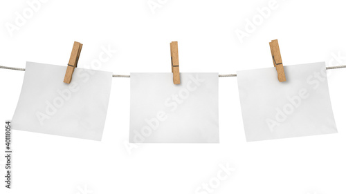 Drei Notizzettel mit Wäscheklammern aufgehängt