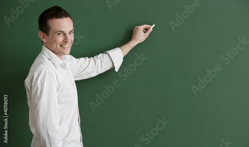Lehrer schreibt an die Tafel © Fotograf Daniel Mock
