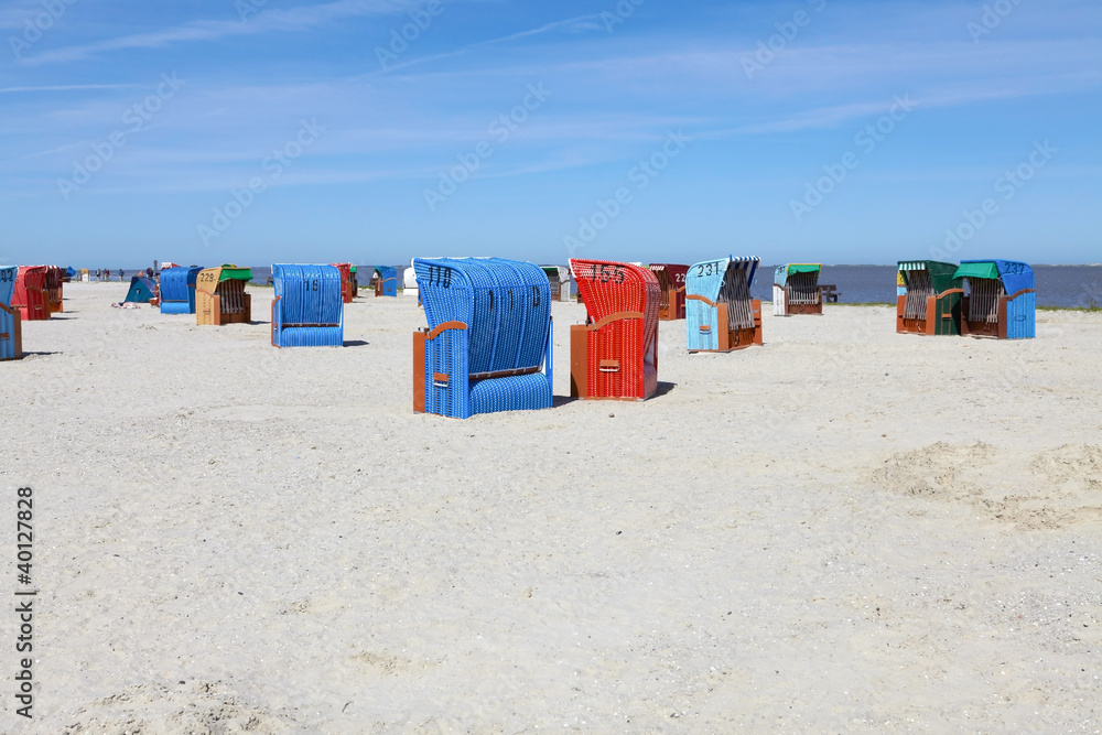 Zahlreiche Strandkörbe am Strand der Ostsee Zahlreiche Strandkörbe am Strand der Ostsee