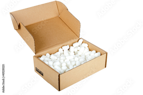 Pappkarton geöffnet mit Verpackungsmaterial