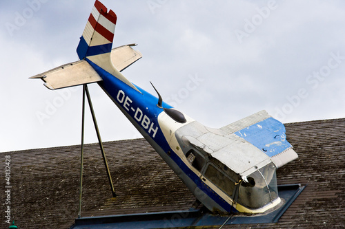 abgestürztes Flugzeug auf einem Dach