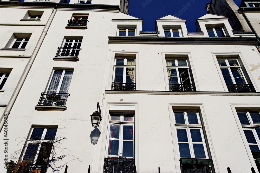 Obraz premium Façade blanche avec coin de ciel bleu.