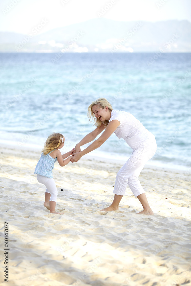 junge schwangere mutter mit ihrer tochter am strand junge schwangere mutter mit ihrer tochter am strand