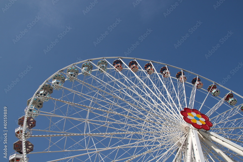 Riesenrad vor blauem Himmel Riesenrad vor blauem Himmel