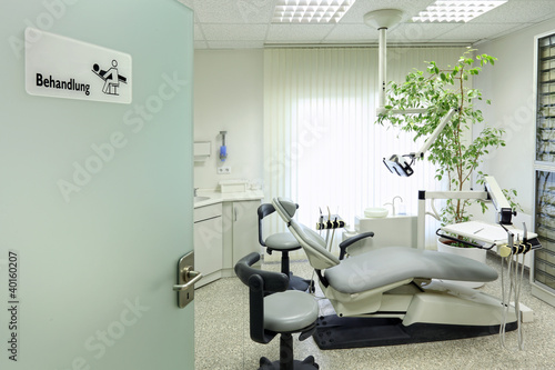 Eingangst  r in das helle freundliche Behandlungszimmer Zahnarzt