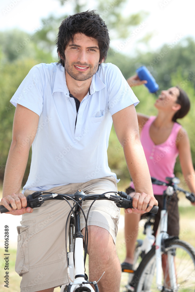 Obraz premium Couple on bicycle
