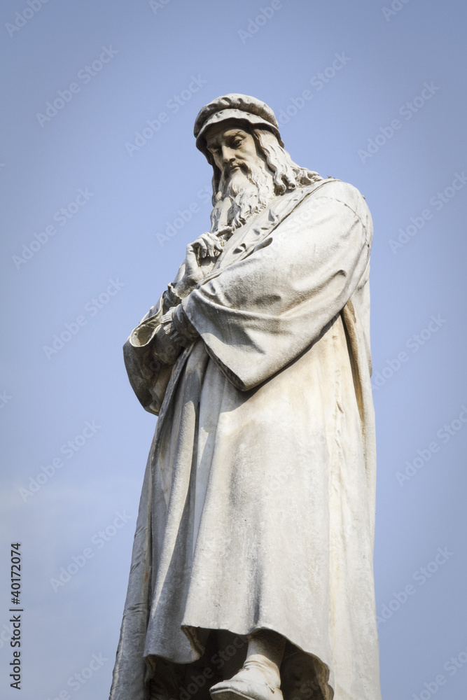 statua di leonardo, milano
