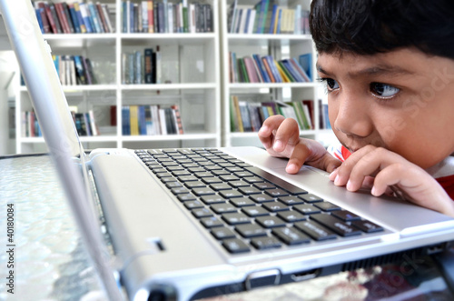 Billede på lærred Boy with Internet Laptop