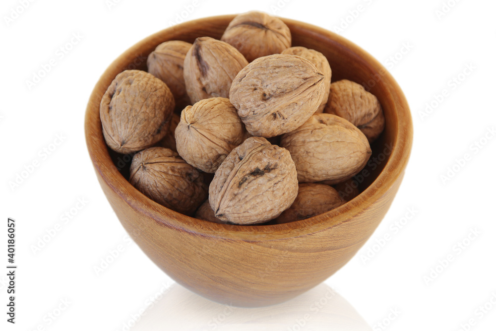 Holzschale mit Walnüssen – freigestellt