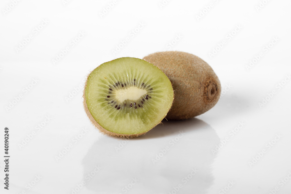 Przepołowione kiwi na białym tle