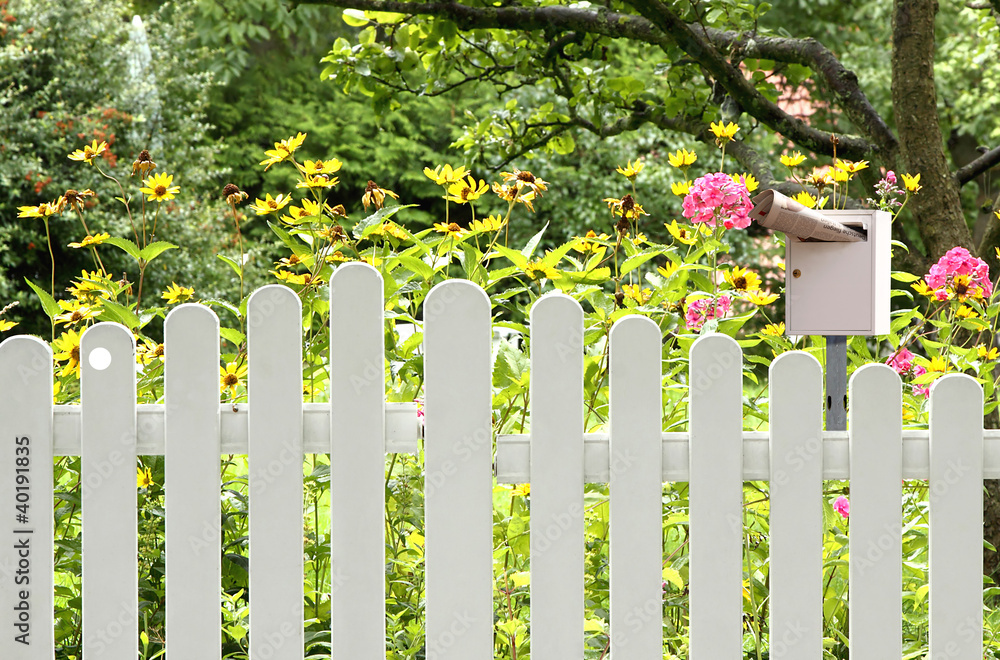 Gartenzaun mit Briefkasten Gartenzaun mit Briefkasten