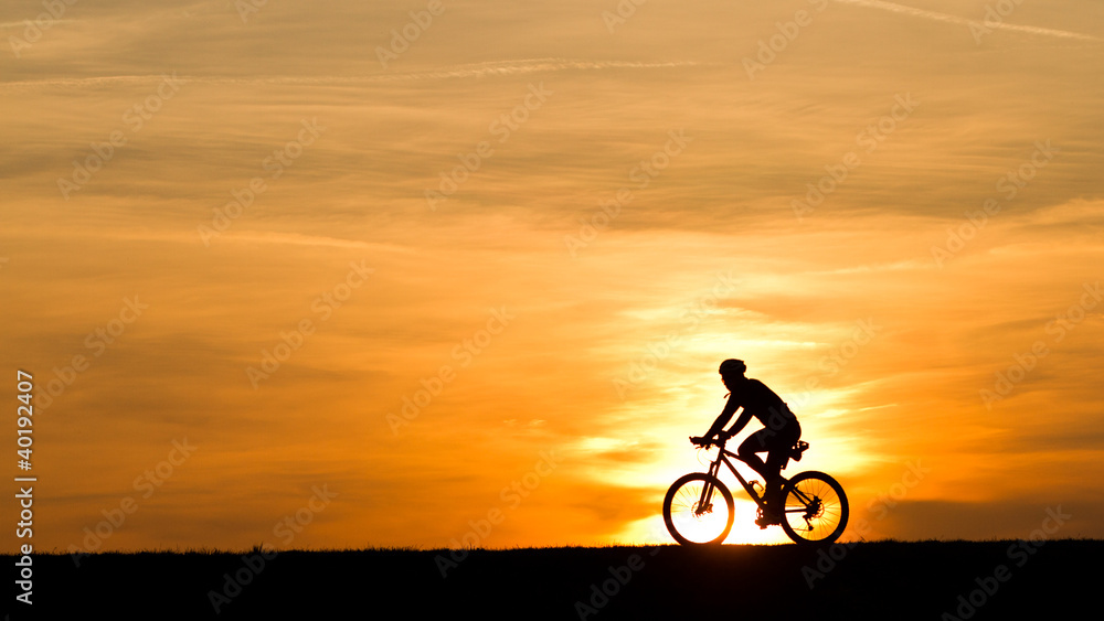 Fototapeta premium Biker-Silhoette im Sonnenuntergang