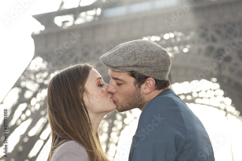 Couple devant la Tour Eiffel - Paris photo