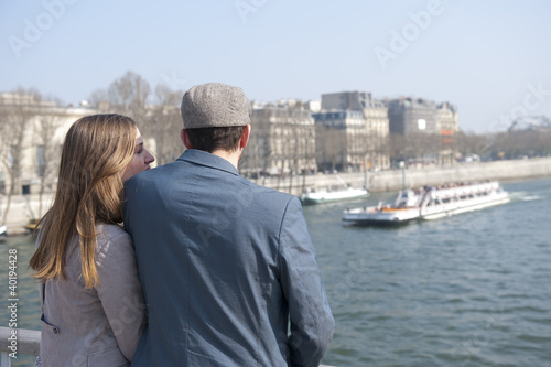 Couple d'amoureux sur un pont de paris - Paris
