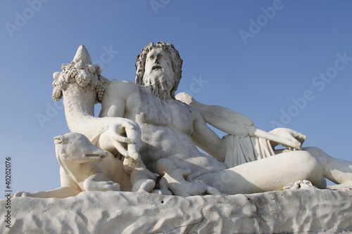 Le Tibre, statue du jardin des Tuileries à Paris