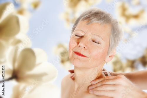 Seniorin geniesst Nackenmassage