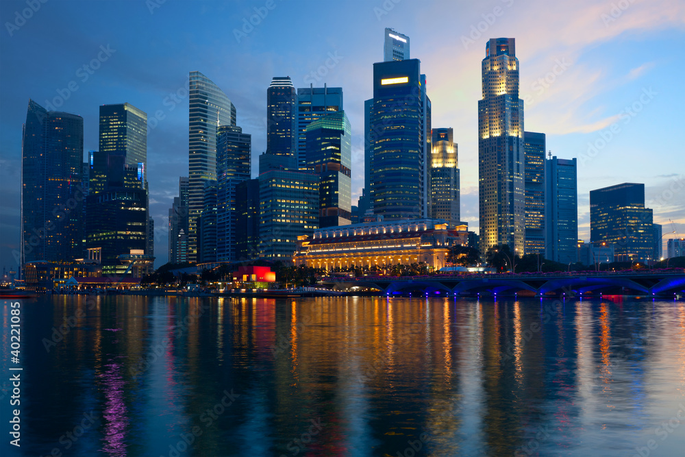 Fototapeta premium Singapore skyline in evening