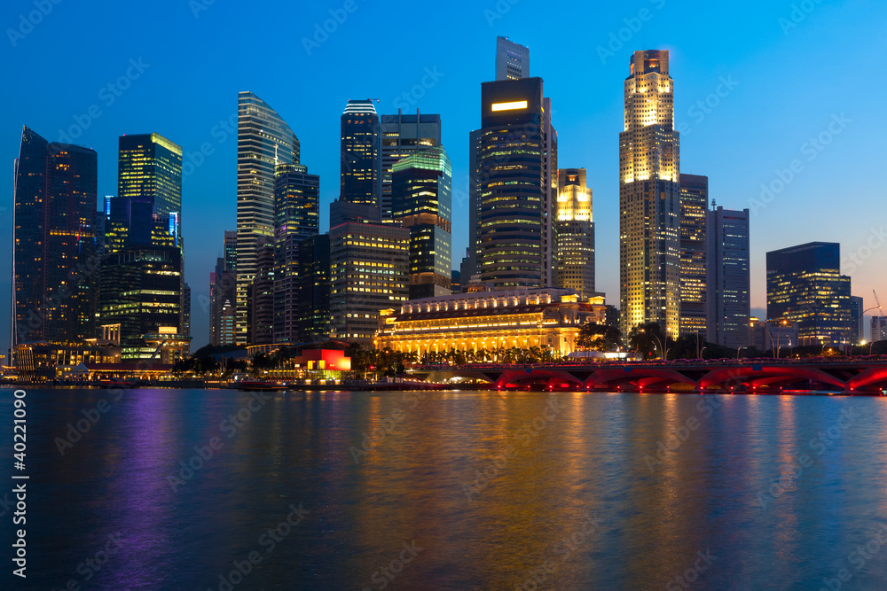 Naklejka premium Singapore skyline and river in evening