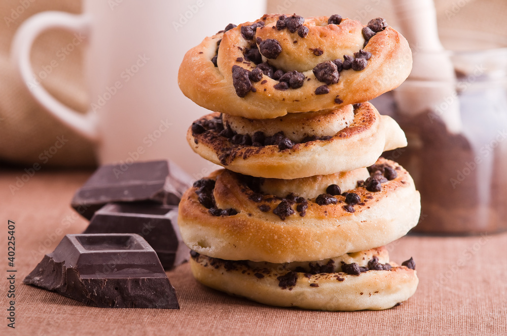 Chocolate chip brioche buns. Brioche con gocce di cioccolato.