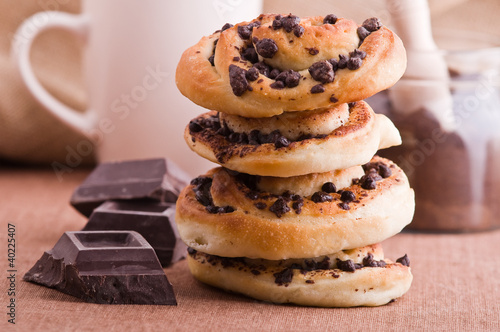 Obraz na płótnie Chocolate chip brioche buns. Brioche con gocce di cioccolato. w salonie