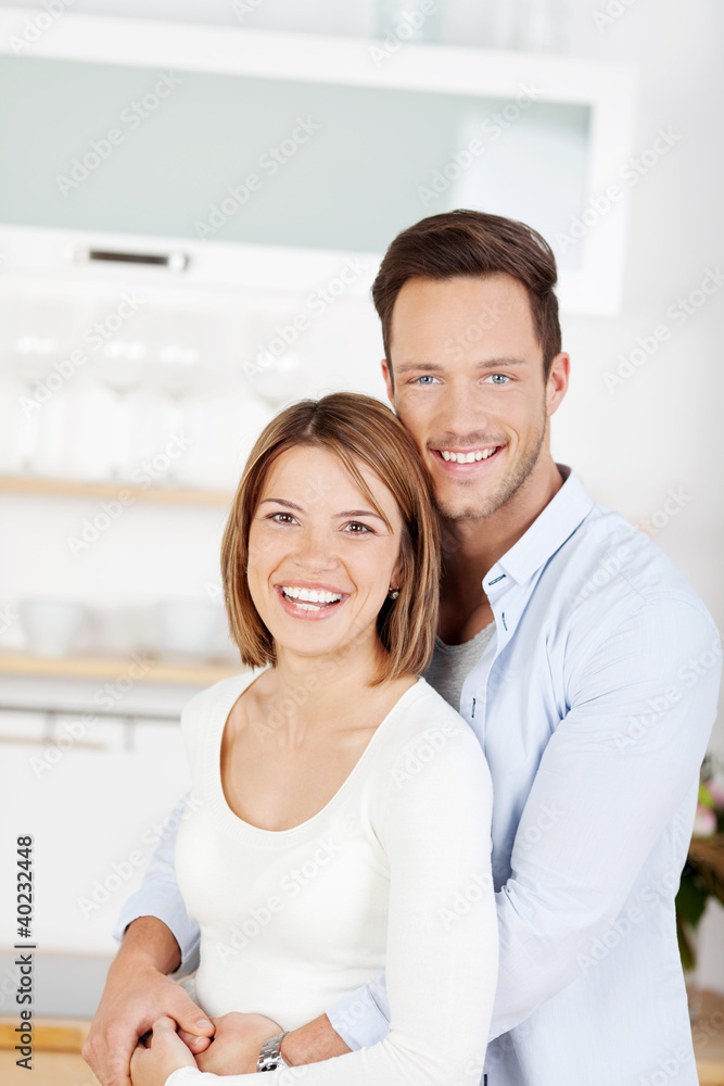 glückliches junges paar zu hause glückliches junges paar zu hause