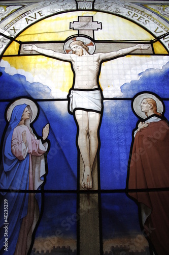 Crucifixion, vitrail d'un caveau du cimetière de Passy à Paris