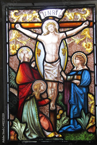 Crucifixion, vitrail d'un caveau du cimetière de Passy à Paris 