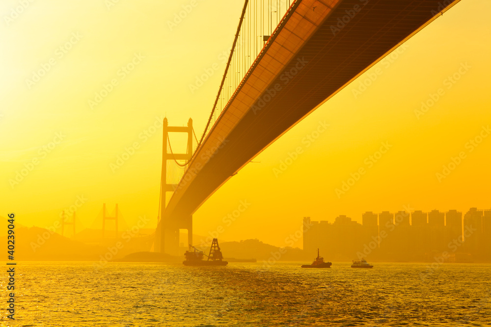 Obraz premium tsing ma bridge in sunset