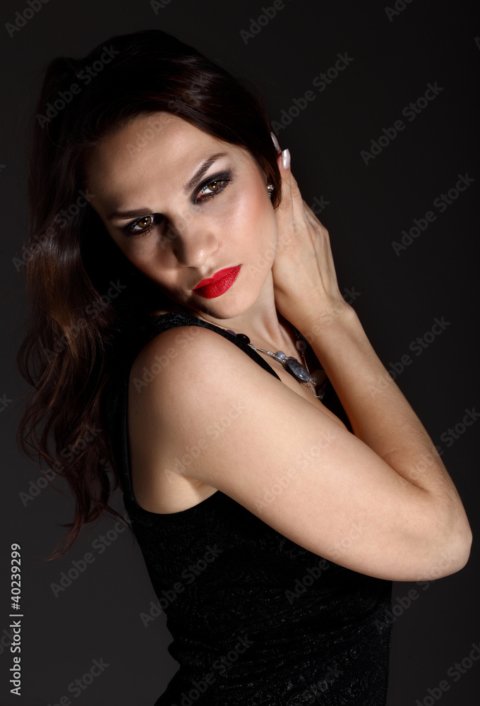 Naklejka premium Studio portret młodej pięknej kobiety