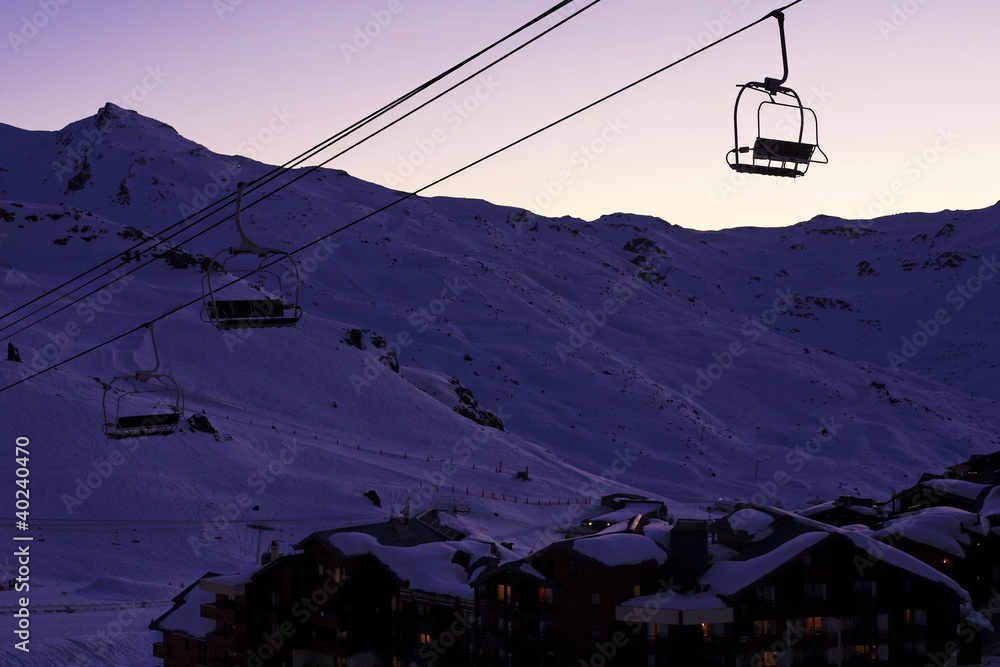 Fototapeta premium Station de ski au crépuscule