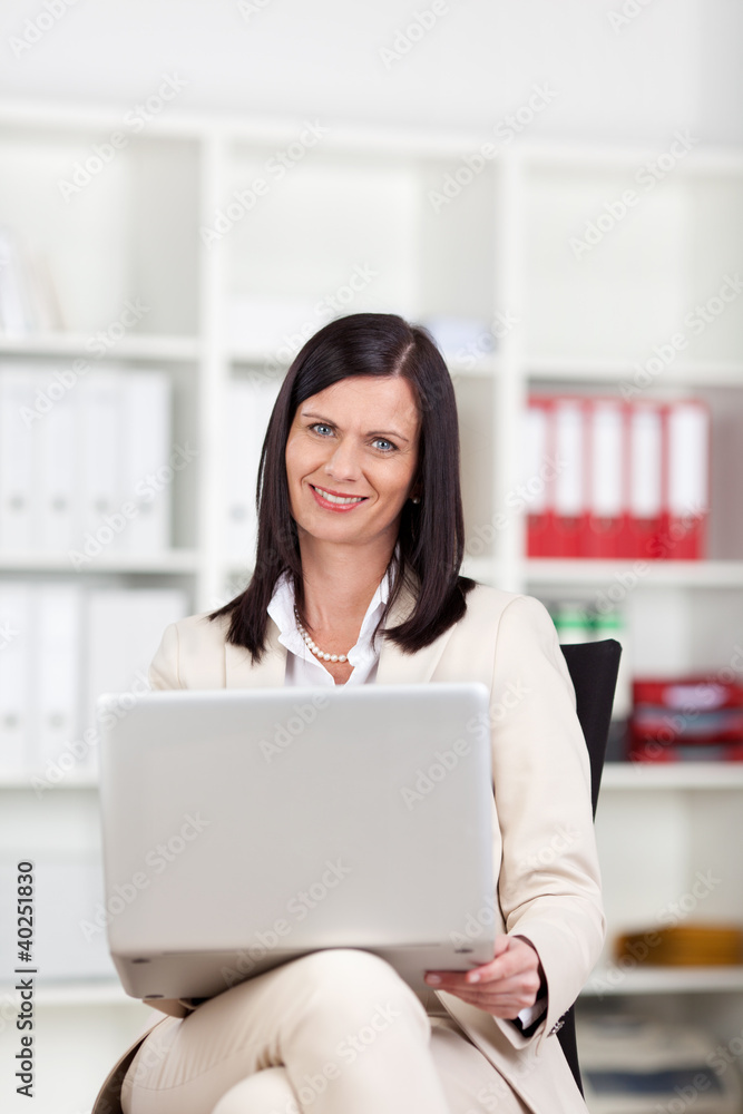 geschäftsfrau mit laptop geschäftsfrau mit laptop