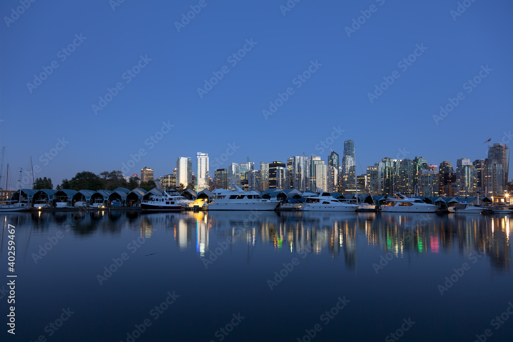 Obraz premium Yachts and buildings reflect on Vancouvers waterfront