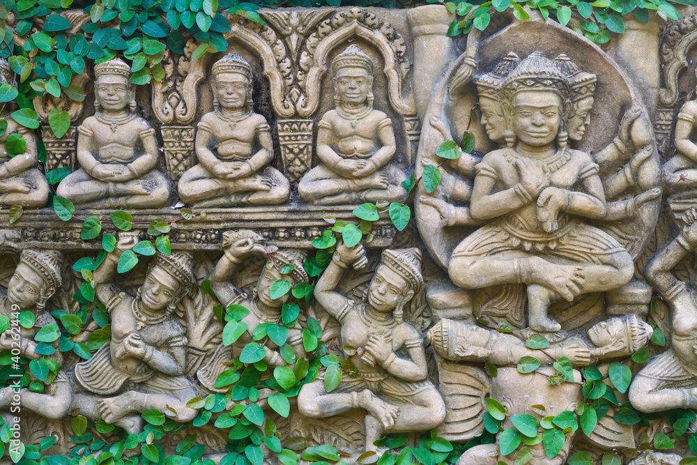 Obraz premium Vine on buddha statue wall