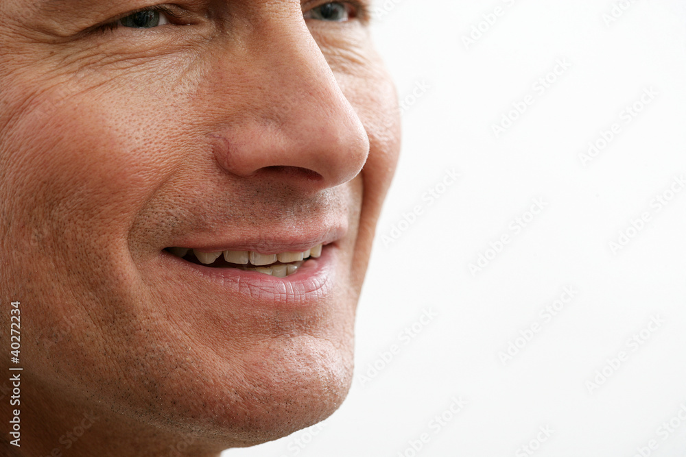 Obraz premium Laechelnder Mann in den besten Jahren (Nahaufnahme)