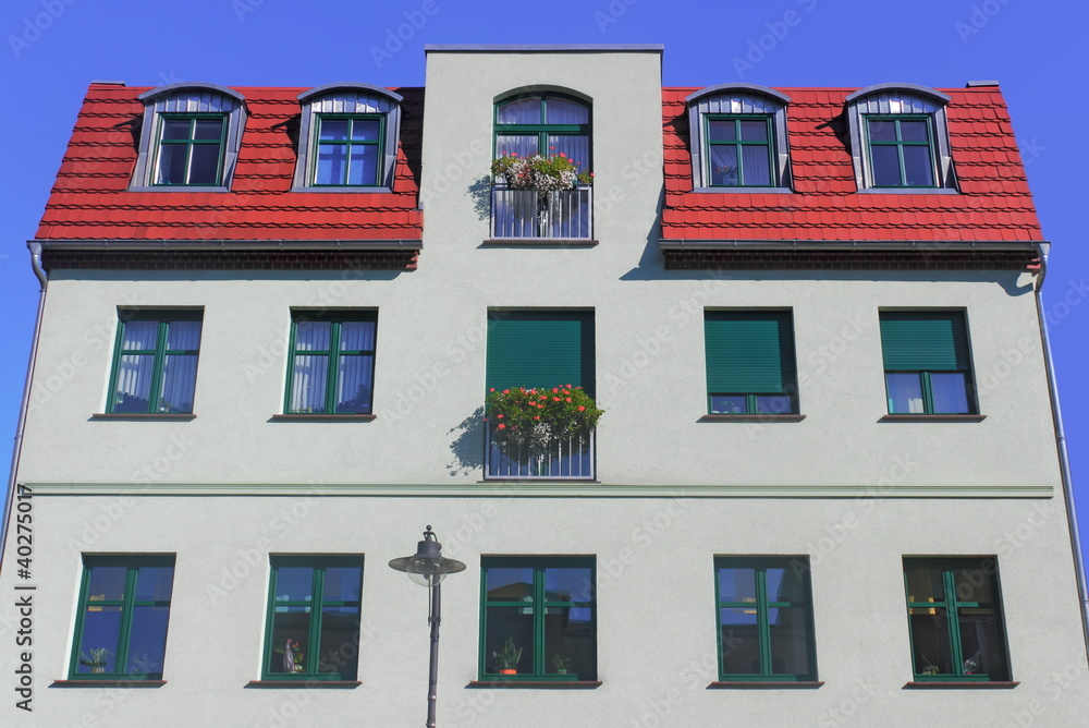 Fototapeta premium Saniertes Wohnhaus