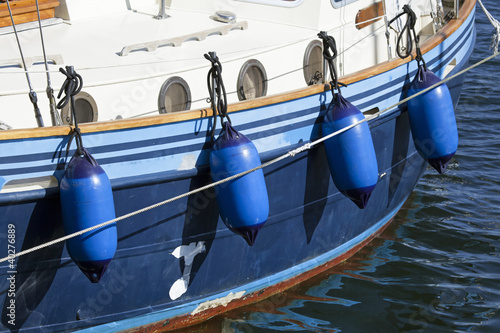 Fender an einem Schiff im Hafen von Kiel, Deutschland