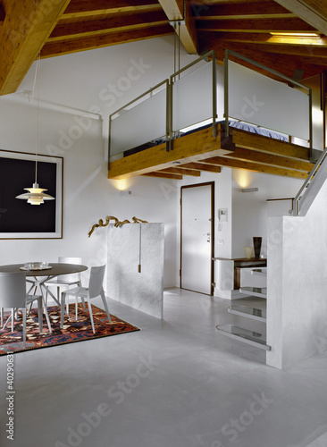 sala da pranzo moderna in mansarda e letto nel soppalco